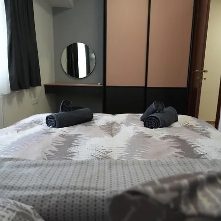 Modern & Luxe Getaway ~ Parking Apartment